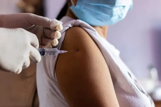 Vacinação da bivalente para pessoas a partir de 40 anos inicia hoje (10)
