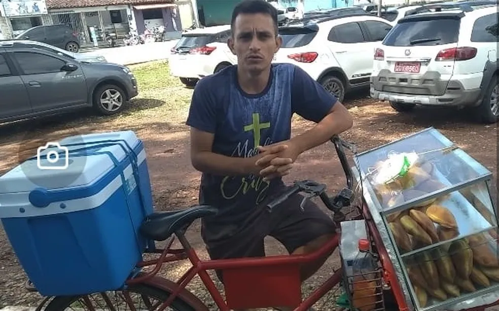 Alunos compram todos os lanches de vendedor após escola proibir comércio na porta da instituição