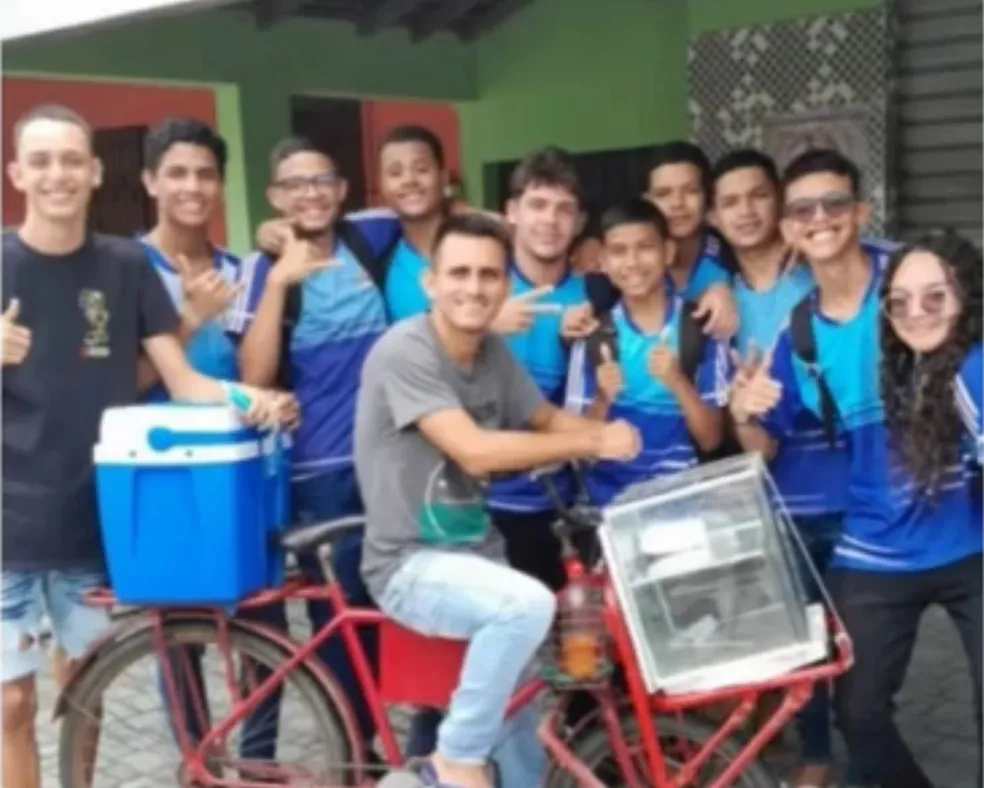 Alunos compram todos os lanches de vendedor após escola proibir comércio na porta da instituição