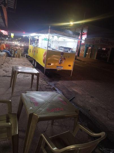 Jovem inaugura lanchonete e nem amigos aparecem