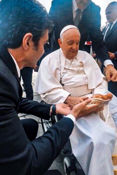 Papa Francisco recebe imagem de Nª Sª de Nazaré: Helder Barbalho convida papa a visitar Belém antes da COP 30