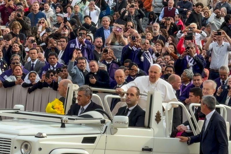 Papa Francisco recebe imagem de Nª Sª de Nazaré: Helder Barbalho convida papa a visitar Belém antes da COP 30