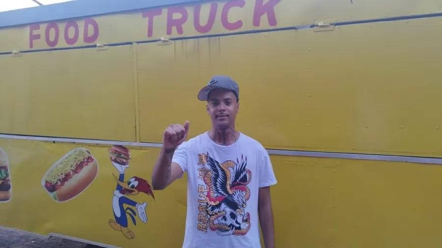 Jovem inaugura lanchonete e nem amigos aparecem