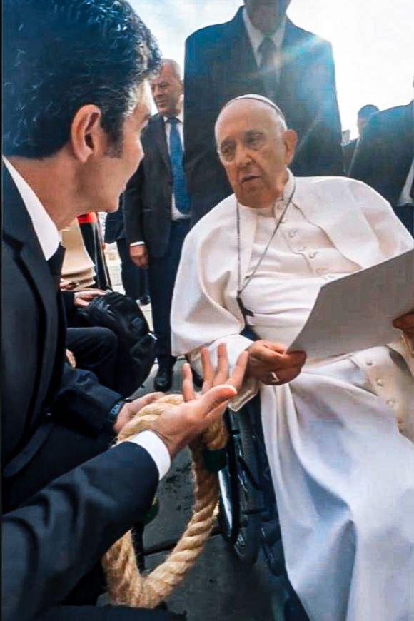Papa Francisco recebe imagem de Nª Sª de Nazaré: Helder Barbalho convida papa a visitar Belém antes da COP 30