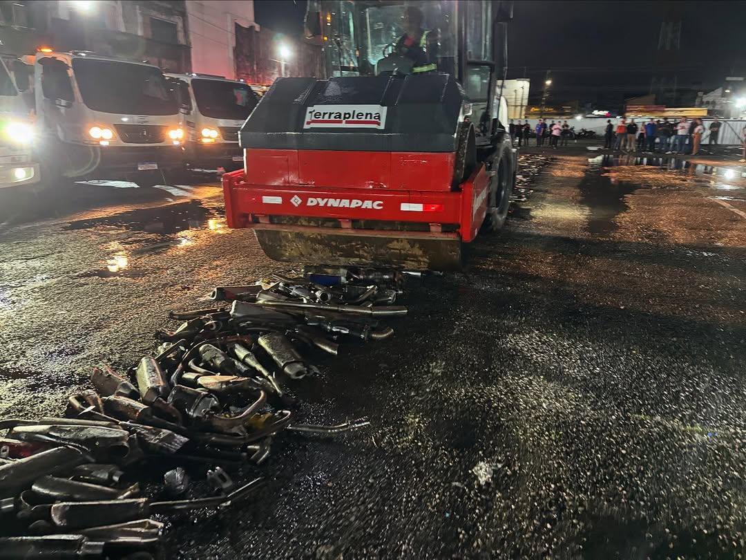 Prefeitura destrói 1000 escapamentos de motocicletas adulterados